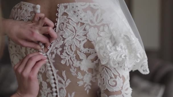 Vacker bröllopsklänning på charmig brud. Inslag av smycken — Stockvideo