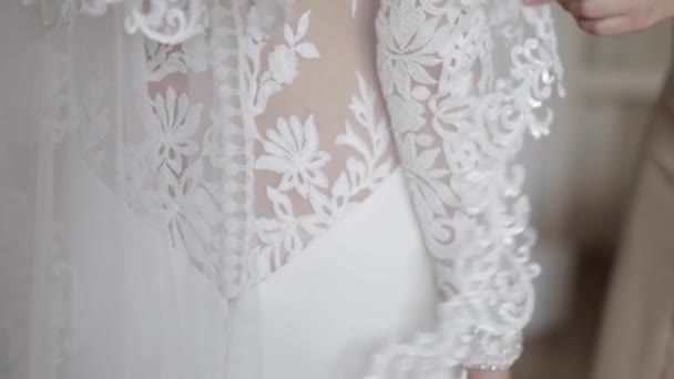 Piękna suknia ślubna na uroczej narzeczonej. Element biżuterii — Wideo stockowe