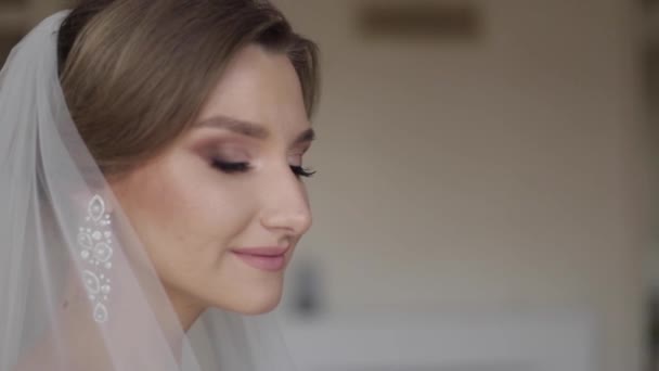Закрыть красивую невесту дома — стоковое видео