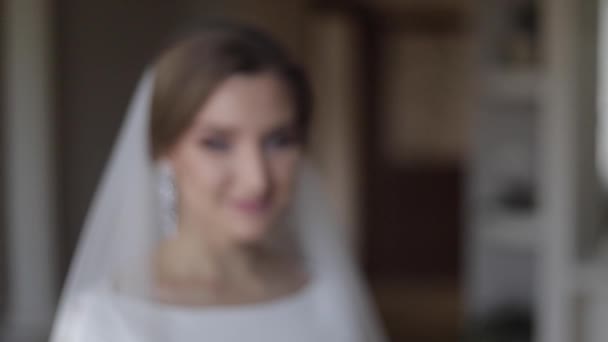 Närbild av vackra bruden hemma — Stockvideo