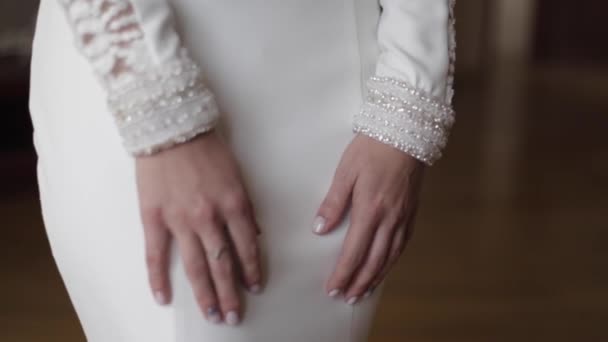 Piękna suknia ślubna na uroczej narzeczonej. Element biżuterii — Wideo stockowe