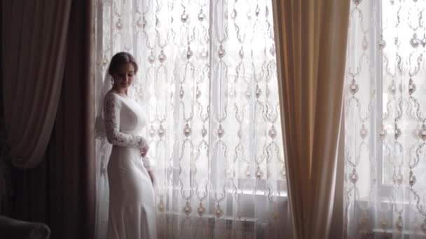 Elegáns menyasszony Walkin bár a szoba esküvőjén nap, ő várja a vőlegény — Stock videók