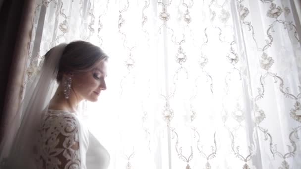 优雅的新娘走在她的婚礼当天的房间，她等待新郎 — 图库视频影像