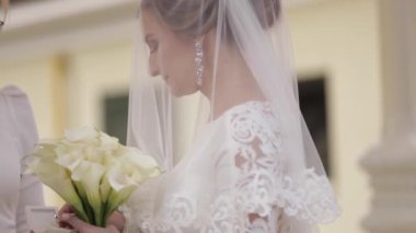 Damat ve gelin birbirlerine alyans giymek