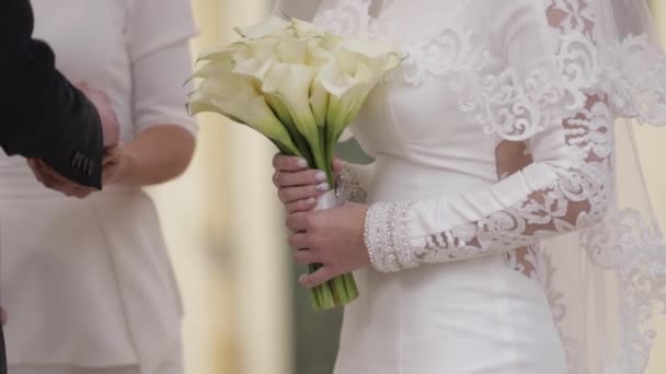 El novio y la novia se visten unos a otros anillos de boda — Vídeo de stock