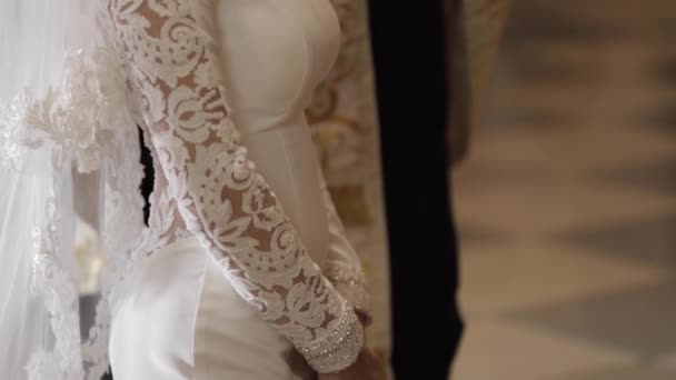 Belle mariée dans l'église le jour du mariage — Video