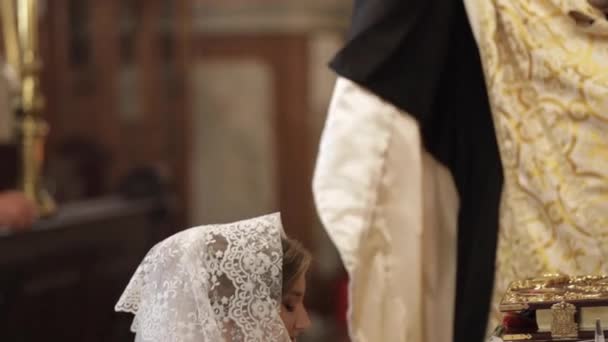 Hermosa novia en la iglesia el día de la boda — Vídeos de Stock