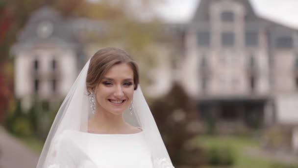 Close up beautiful bride in elegant wedding dress outside. Charming woman posing to camera — Stock Video