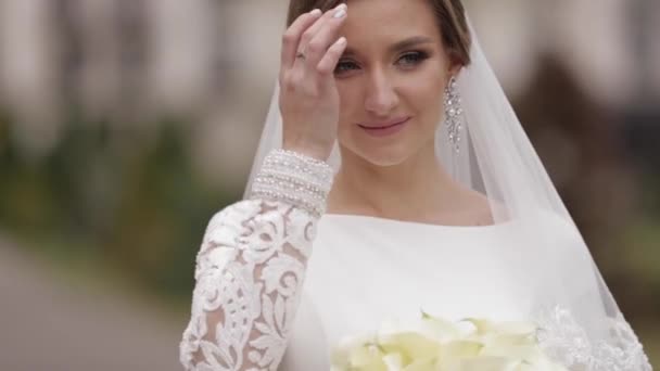 Κλείστε όμορφη νύφη με κομψό νυφικό έξω. Γοητευτική γυναίκα που ποζάρει στην κάμερα — Αρχείο Βίντεο