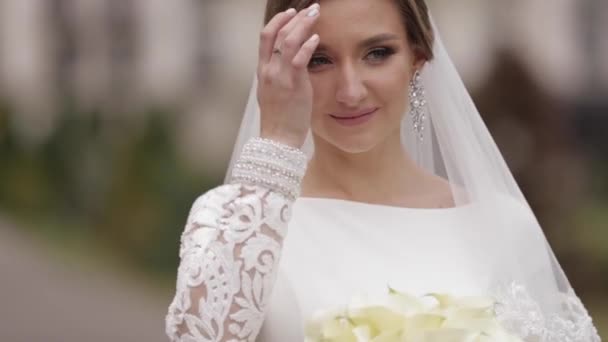 Close up bela noiva em elegante vestido de noiva fora. Mulher encantadora posando para a câmera — Vídeo de Stock