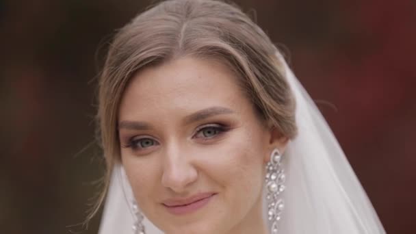 Közelről gyönyörű menyasszony elegáns esküvői ruha kívül. Bájos nő pózol a kamera — Stock videók