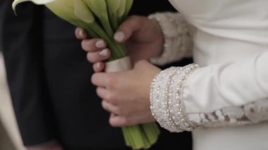 Gelinin yakın çekim elinde buket tutun