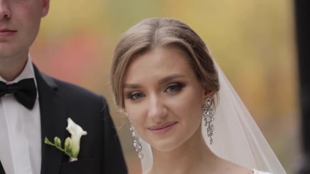 Κομψό ζευγάρι στα ρούχα του γάμου φτερών χρόνος συναθροισμό στην ημέρα του γάμου τους — Αρχείο Βίντεο