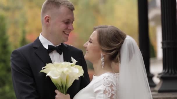Elegante pareja en ropa de boda pasar tiempo juntos en su día de la boda — Vídeo de stock