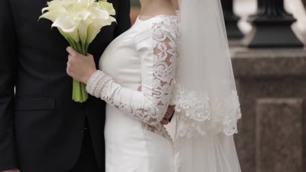 Stilvolles Paar in Hochzeitskleidern verbringt Zeit zu zweit in ihrem Hochzeitstag — Stockvideo