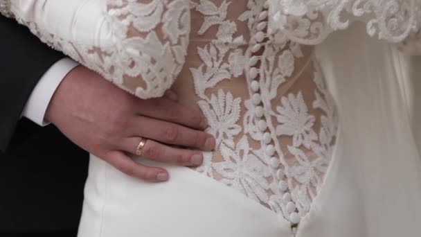 Наречений поклав на руку нареченої талії — стокове відео
