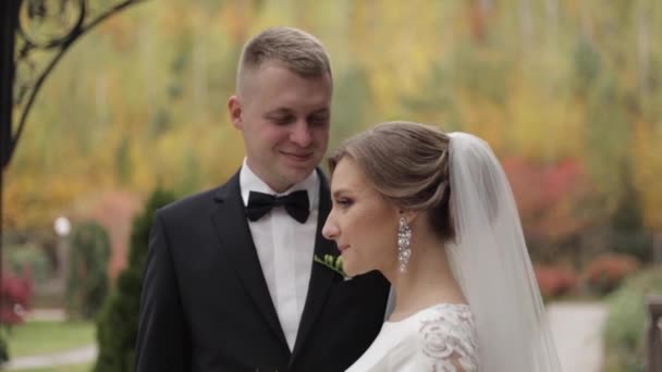 Stilvolles Paar in Hochzeitskleidern verbringt Zeit zu zweit in ihrem Hochzeitstag — Stockvideo