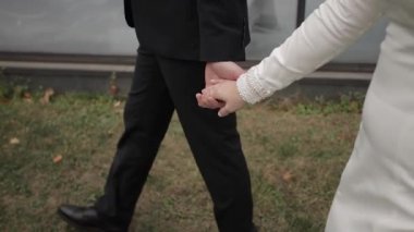 Yakışıklı damat ve sevimli gelin parkta düğün töreninden sonra birlikte vakit geçirmek