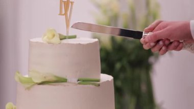 İki elin yakın bıçak tutun ve bir düğün pastası dilim