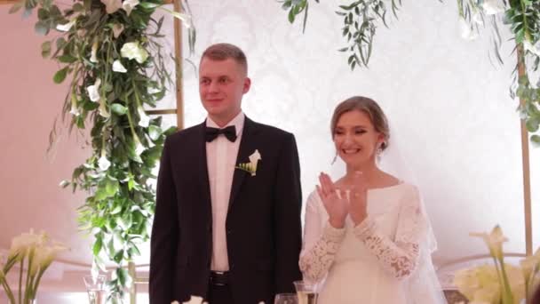 Beau marié et mariée au restaurant. Jeunes mariés 