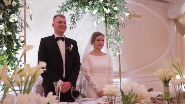 Vackra brudgummen och bruden i restaurangen. Nygifta — Stockvideo