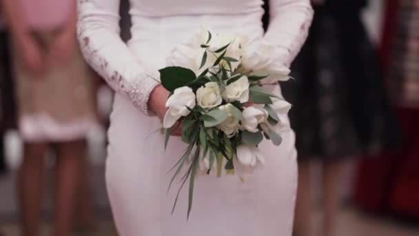 Sposa tenere un mazzo in mano al ristorante — Video Stock