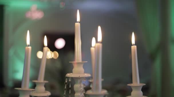 Kerzenschein auf dem Hochzeitstisch im Restaurant — Stockvideo