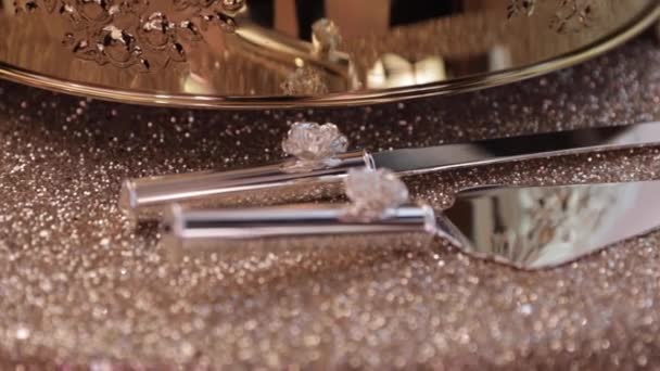 Besteck auf dem Tisch mit goldglänzender Tischdecke — Stockvideo