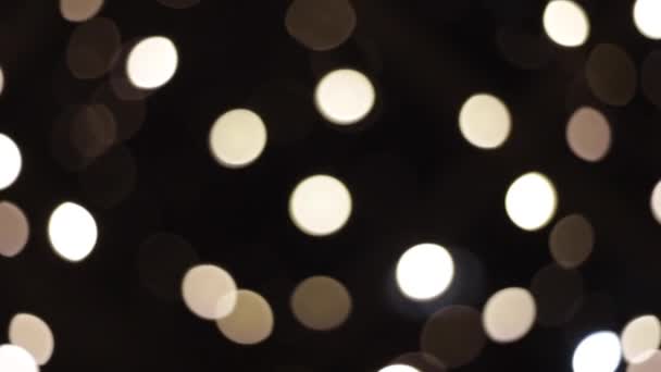 Hermoso bokeh en la noche. Bokeh blanco de luces faity — Vídeo de stock