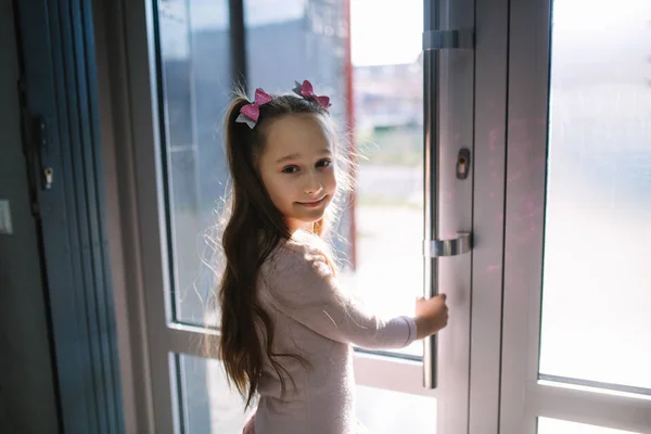 Счастливая маленькая девочка выходит из стоматологической клиники — стоковое фото