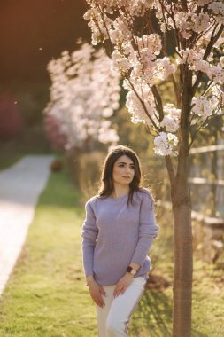 Güzel kız beyaz çiçeklenme üç standı