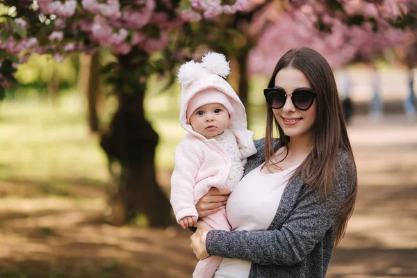 Porträtt av mor och hennes lilla bebis flicka. Vacker mamma och söt bebis. Mor hud hennes dotter. Baby klädd i Babyfilt färg hatt och leende — Stockfoto