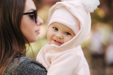Anne ile dışında sevimli küçük kız bebek portresi. Güzel kız gülümsemesi. Beş aylık bebek. Mutlu aile
