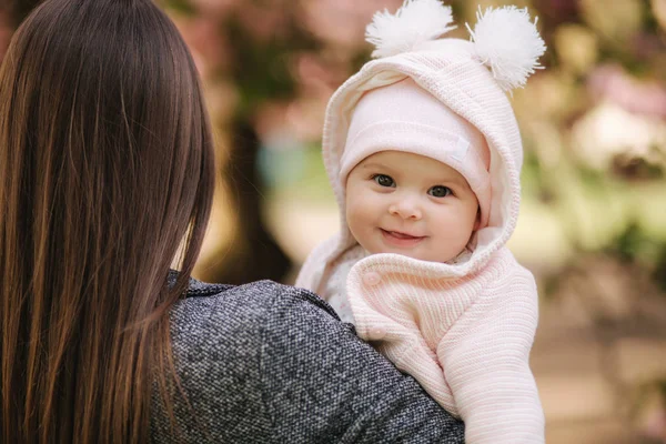 Portretul unei fetiţe drăguţe afară cu mama. Frumoasă fată zâmbet. Copil de cinci luni. Familie fericită — Fotografie, imagine de stoc