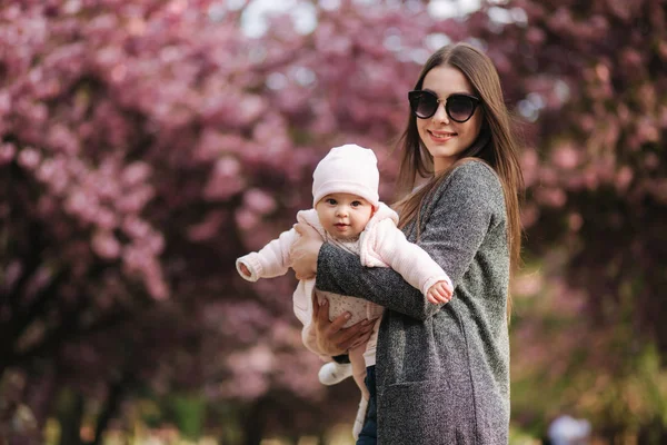 Mamma flyger med sin lilla bebis i Tha Park. Lycklig familj — Stockfoto