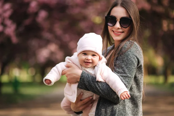 Mama zboară cu bebelușul ei în parcul tha. Familie fericită — Fotografie, imagine de stoc