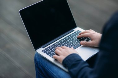 Man'in dizüstü bilgisayarında yazarak yakınlanın. Koyu renk gömlek