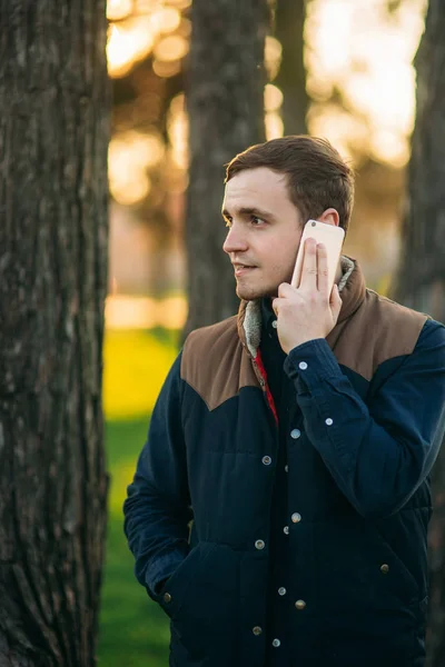 Hombre hablando por teléfono en el parque — Foto de Stock