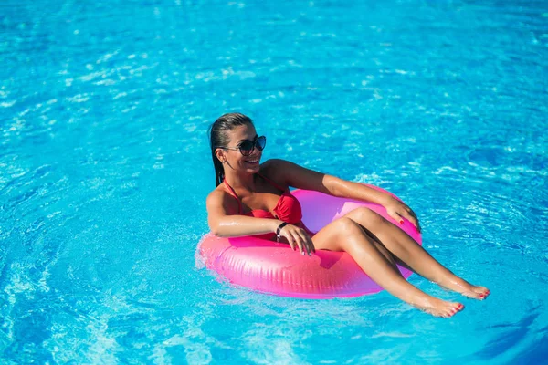 Mujer sexy en bikini bronceado durante las vacaciones en la piscina —  Fotos de Stock