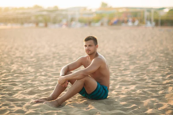 Portré vonzó fiatalember egy trópusi strandon. Jóképű ember a tengerparton — Stock Fotó