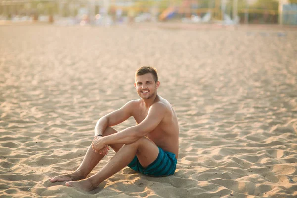 Retrato de un joven atractivo en una playa tropical. Hombre guapo en la costa — Foto de Stock