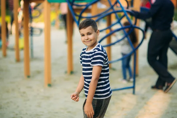 Мальчик на детской площадке. Летний день — стоковое фото