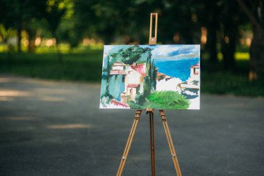 Parkta şelon üzerinde güzel resim standı