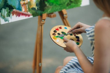 Palet boya ve spatula ile. Bir resim çizim