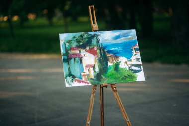 Parkta şelon üzerinde güzel resim standı