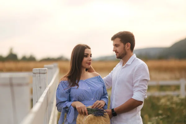 Glückliche Familie wartet auf Baby. Schwangere und ihr Mann in der Natur — Stockfoto