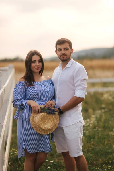 Gelukkige familie wacht op baby. Zwangere vrouw en haar echtgenoot in de natuur — Stockfoto