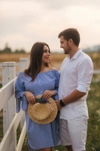 Schwangere und Mann umarmen sich und zeigen ihre Liebe. Paar wartet auf Baby — Stockfoto