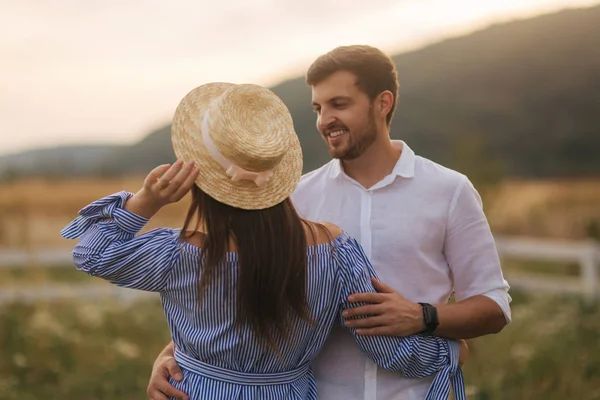 Ženy v modré šaty a pletená měl stát s mužem v bílé košili. Pár v lásce — Stock fotografie