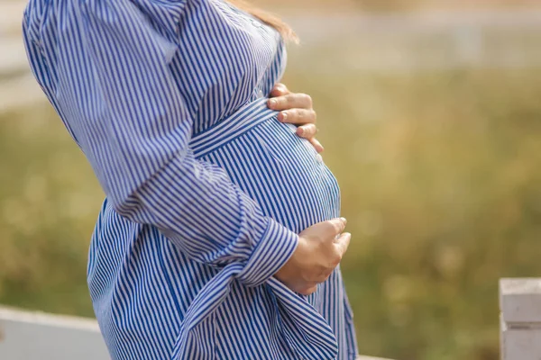 Nahaufnahme von schwangeren Frauen legen Hand auf ihren Bauch und streicheln. schöne zukünftige Mutter — Stockfoto